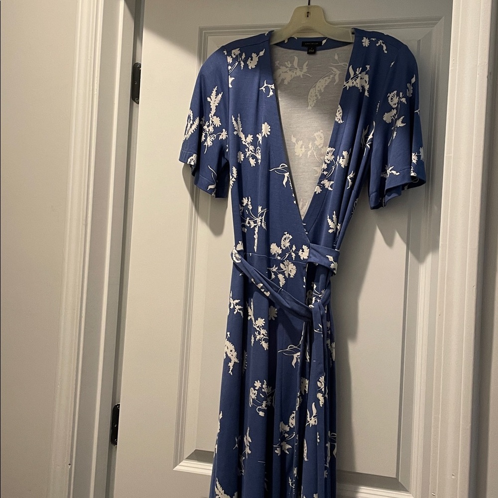 Ann Taylor Blue White Floral Wrap Dress Size 6 Adaptable Timeless Capsule Office